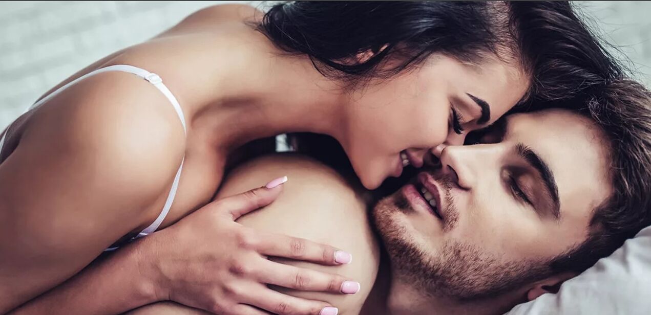 Meitene stimulē sava vīrieša G punktu