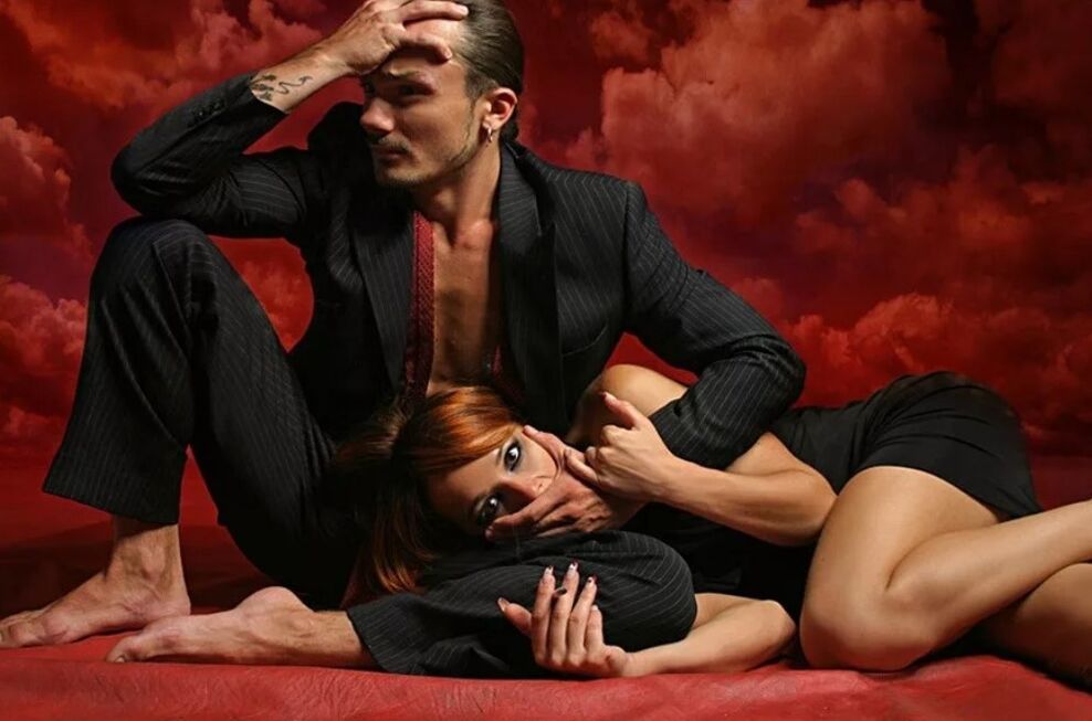 Sieviete mēģina pierunāt vīrieti masēt G punktu